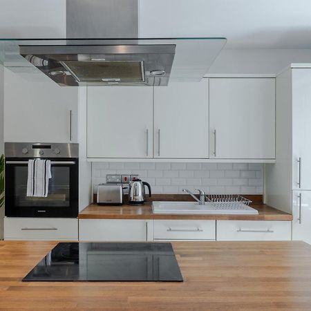 Stylish Two Bedroom Apartment By Central London With Garden Buitenkant foto