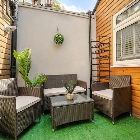 Stylish Two Bedroom Apartment By Central London With Garden Buitenkant foto