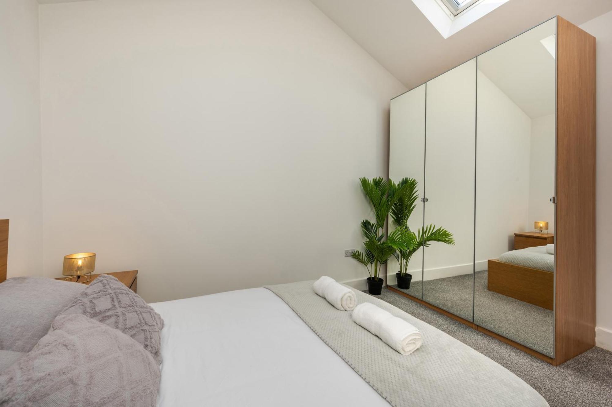 Stylish Two Bedroom Apartment By Central London With Garden Buitenkant foto