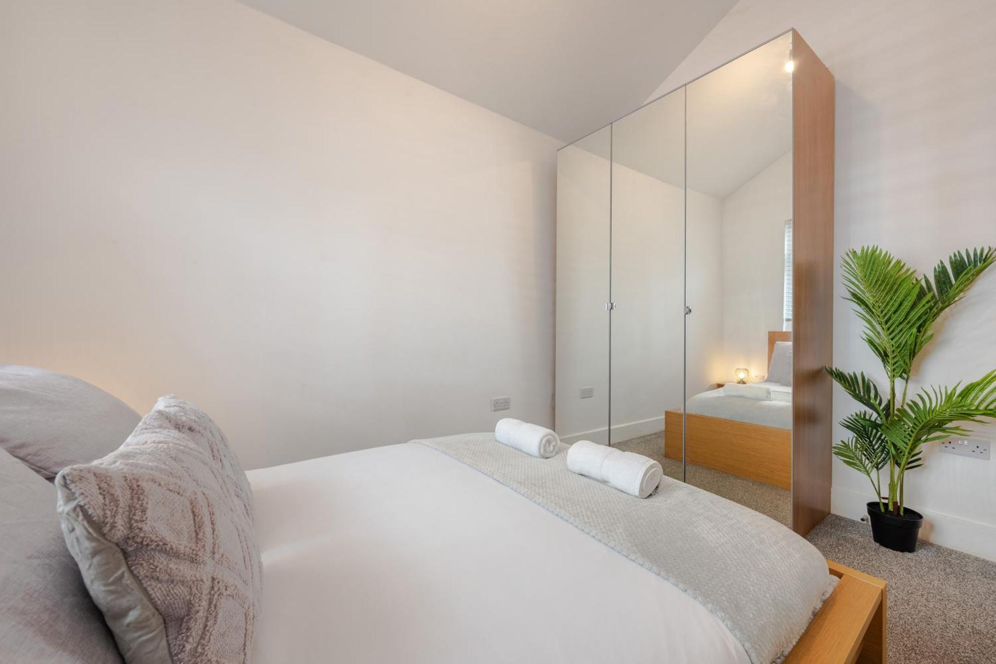 Stylish Two Bedroom Apartment By Central London With Garden Buitenkant foto