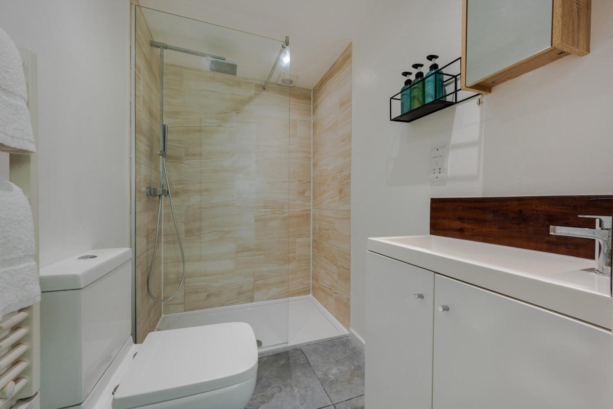 Stylish Two Bedroom Apartment By Central London With Garden Buitenkant foto