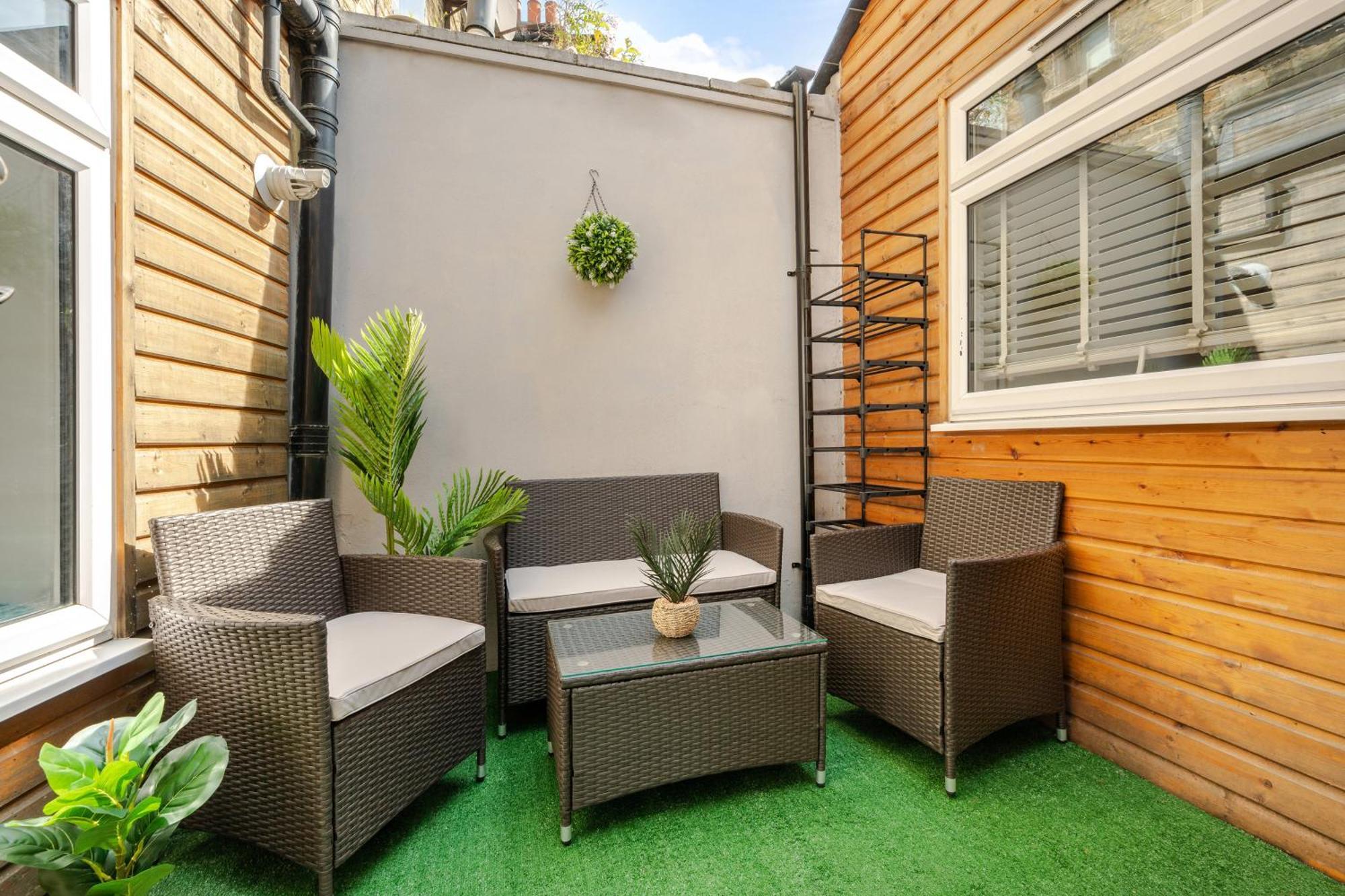 Stylish Two Bedroom Apartment By Central London With Garden Buitenkant foto